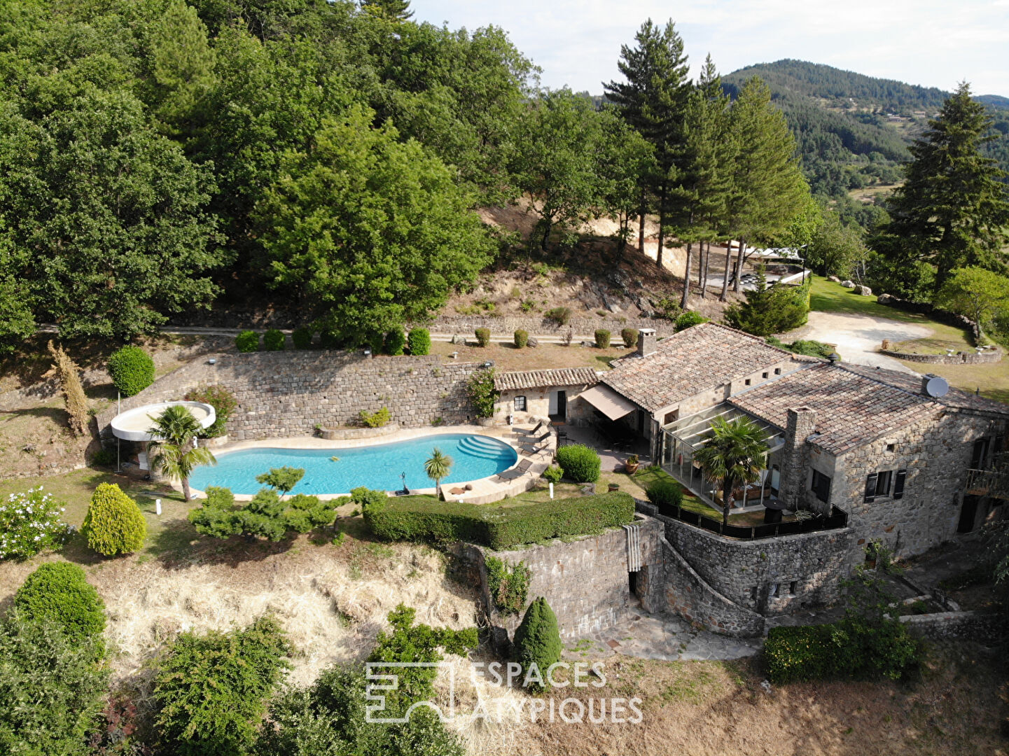 Mas de caractère en pierre avec piscine entouré de 14 hectares de nature