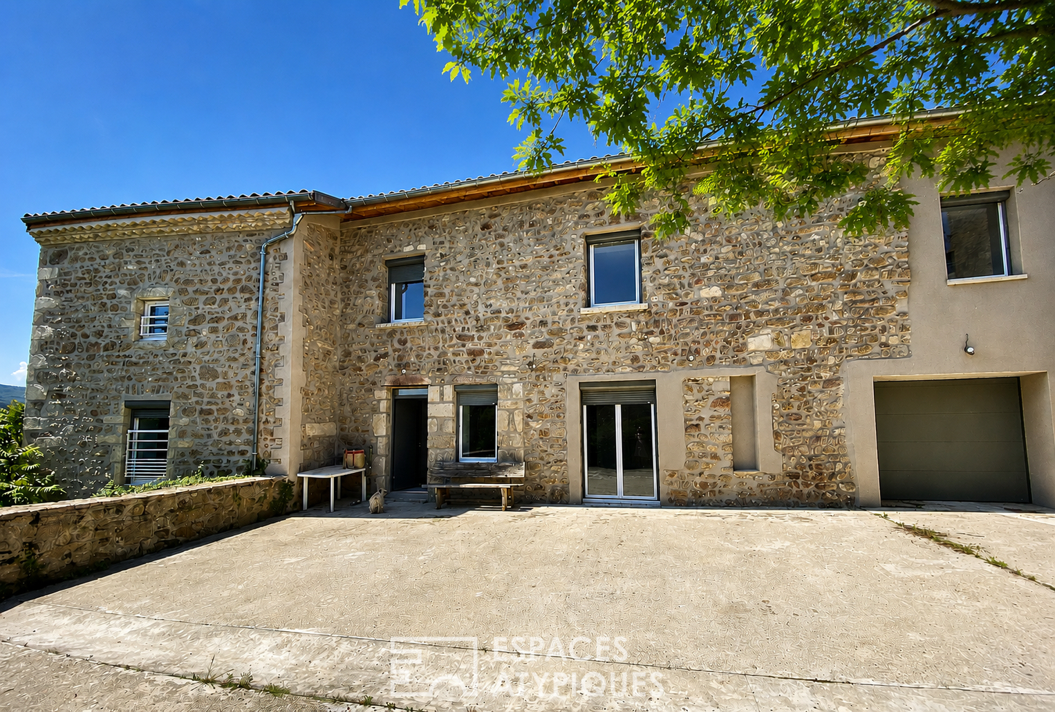 Village d'Ardèche, le format atypique d'une maison ancienne rénovée.