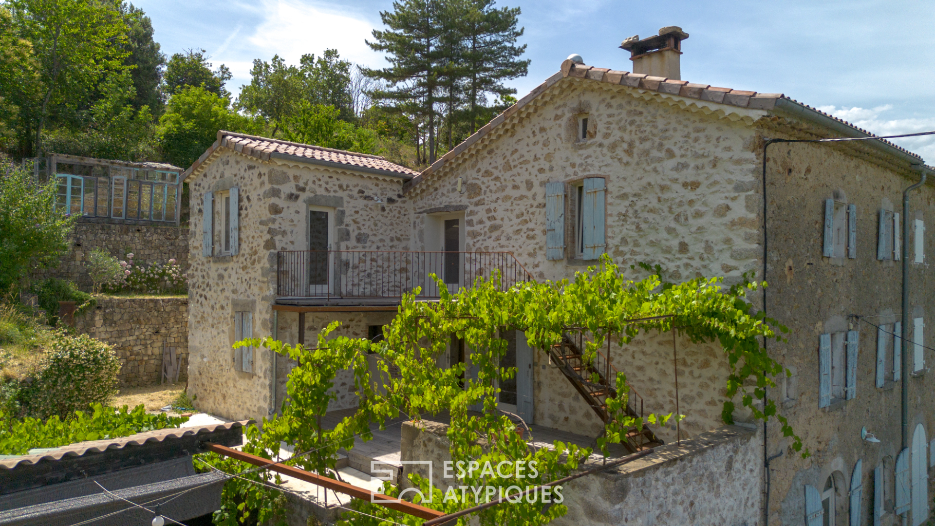 Mas en pierre restauré avec ses gîtes et terrasses face aux monts d'Ardèche