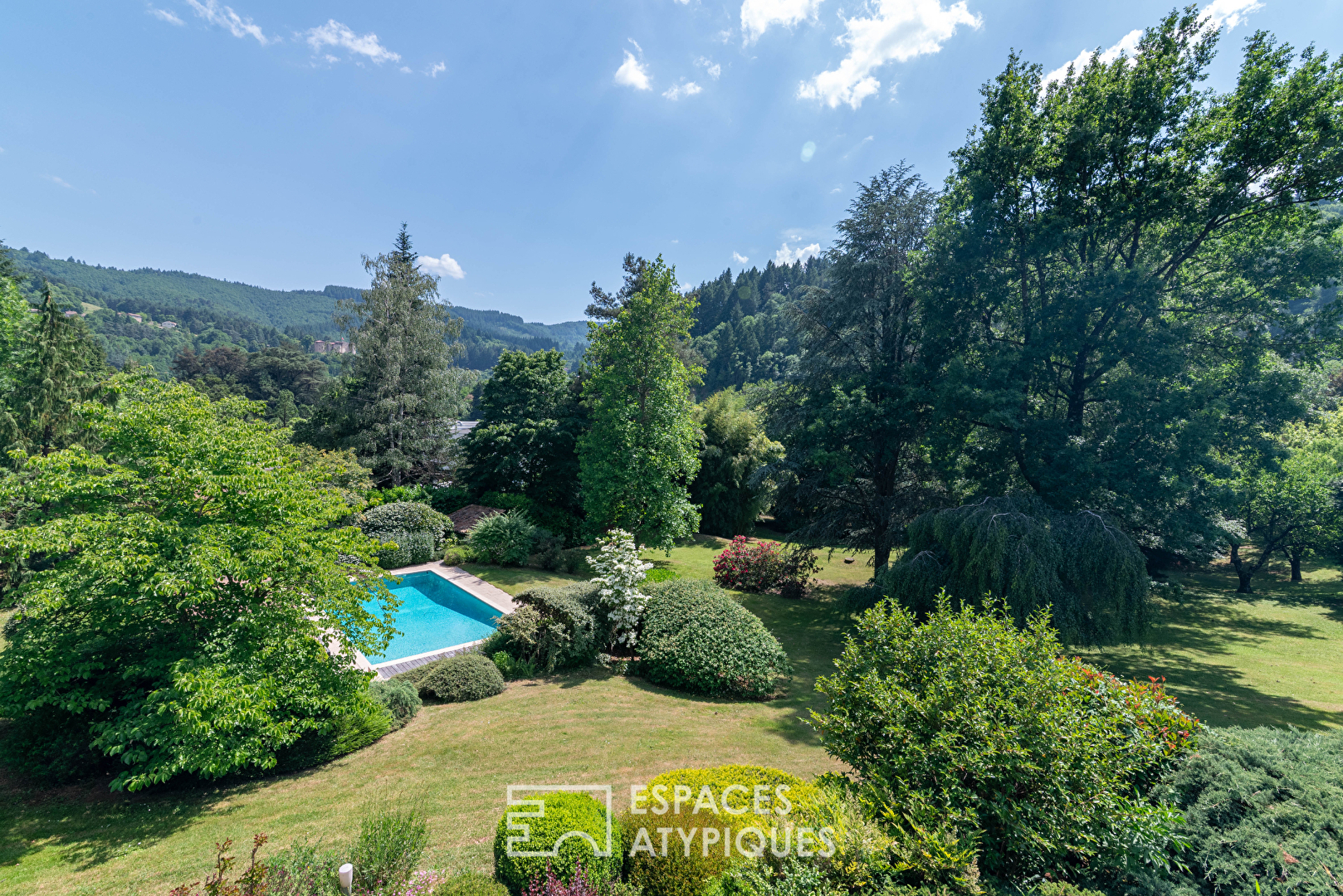 Villa d'architecte rénovée des seventies - belles prestations - piscine et jardin remarquable.