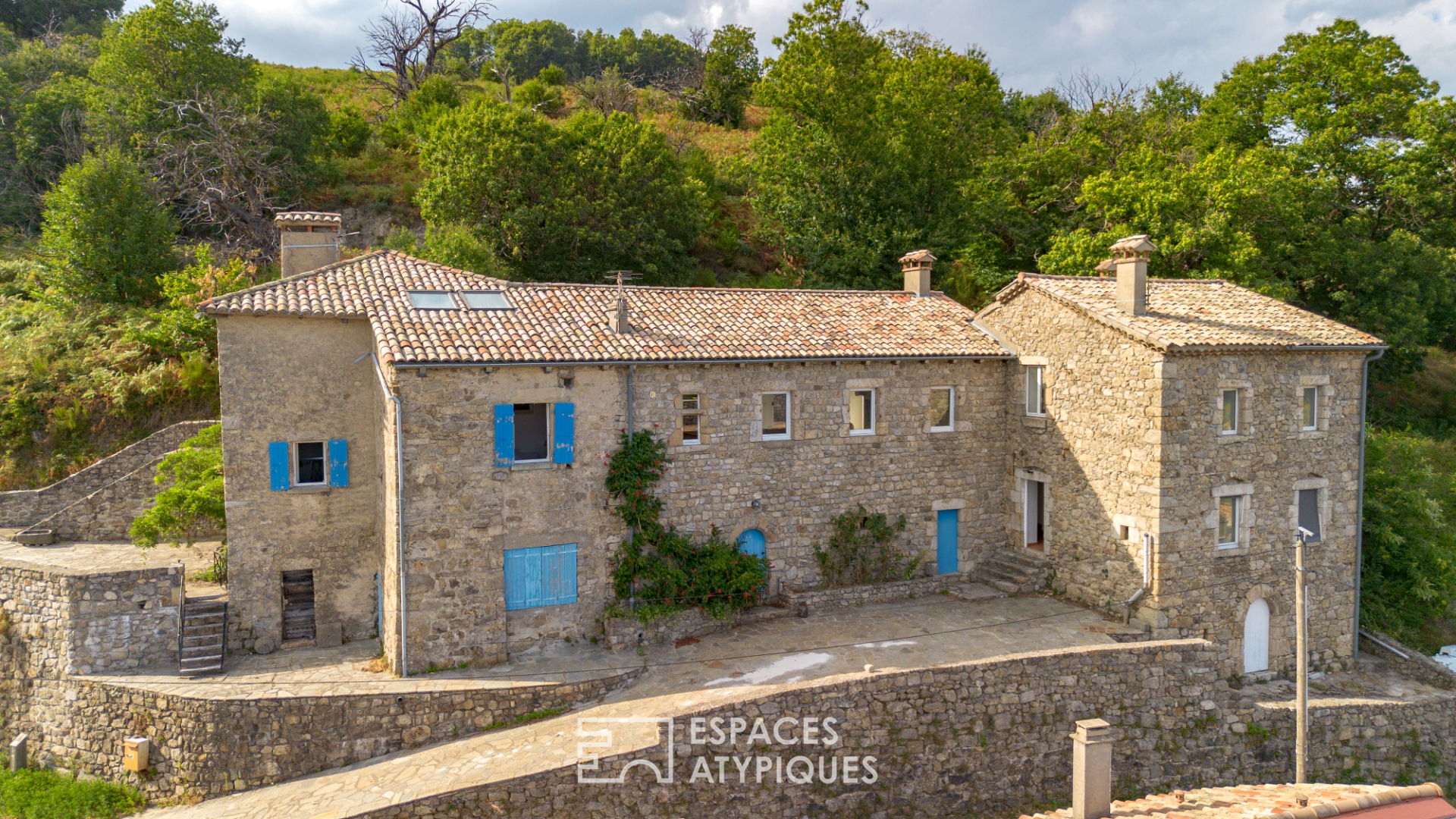 Demeure de hameau atypique - vieilles pierres et beaux volumes - belle vue - 1,5 hectares de terres.