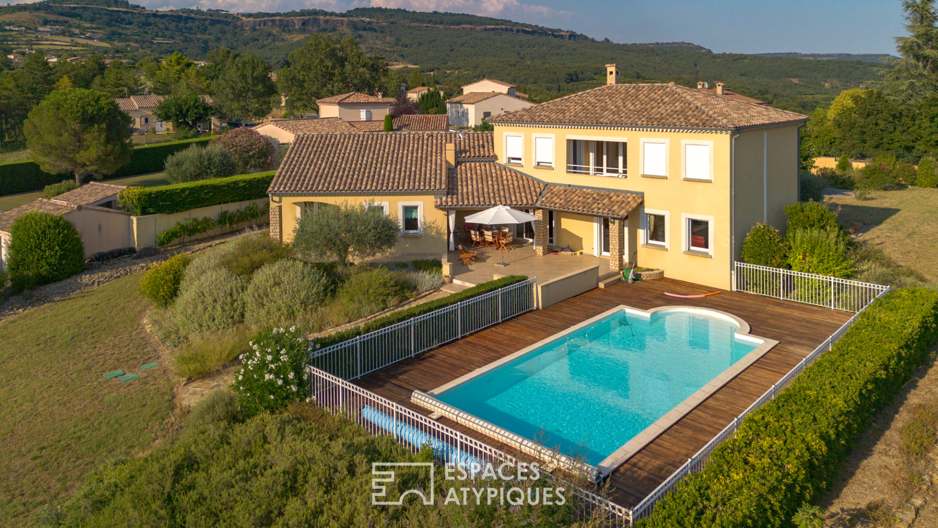 Villa d'architecte avec vue, spacieuse piscine et chauffage par géothermie