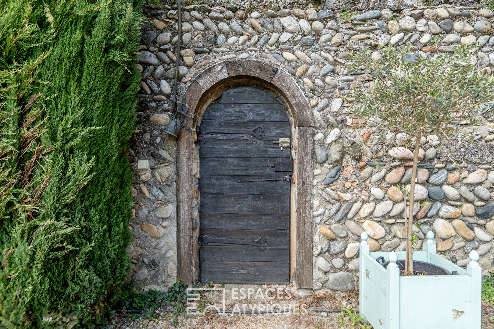 Grandeur et perspectives: château de caractère avec piscine et dépendances