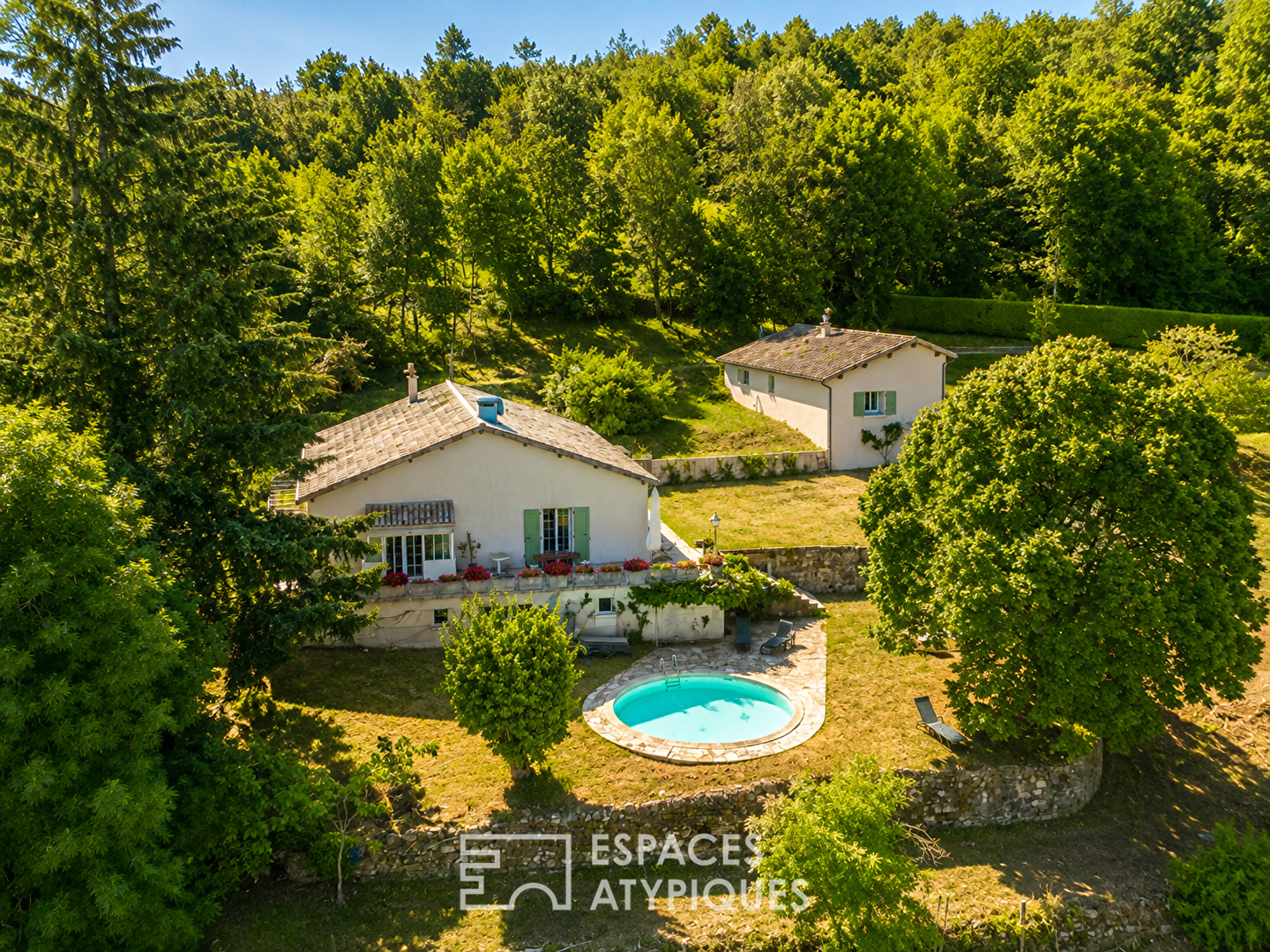 Propriété avec 2 maisons, piscine et un panorama sur la nature