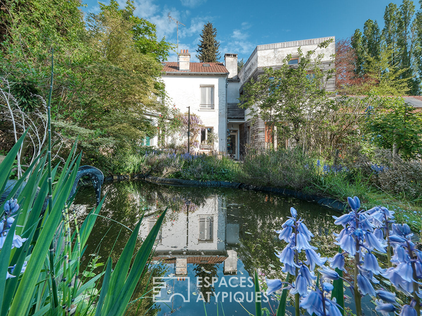 Maison familiale avec jardin paysager et piscine intérieure