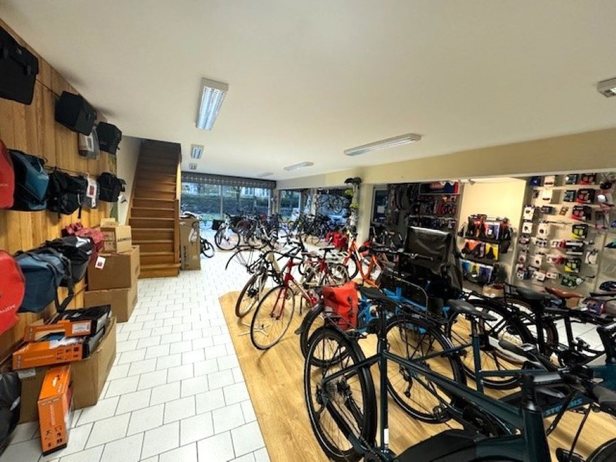 IMMEUBLE COMPRENANT LOCAL COMMERCIAL ET APPARTEMENT