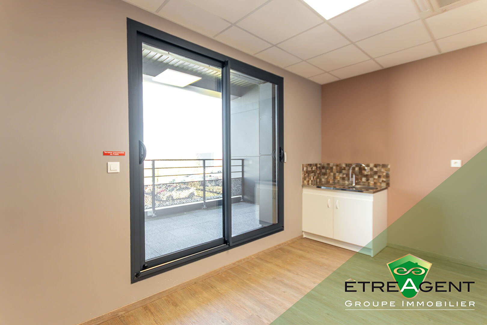 Photo Local Commercial 53 m² en Zone Franche avec Salle d'Attente Partagée de 36m² image 6/6