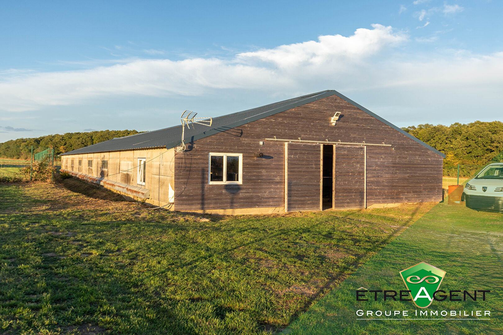 Bâtiment de stockage avec bureau et atelier - 300 m²