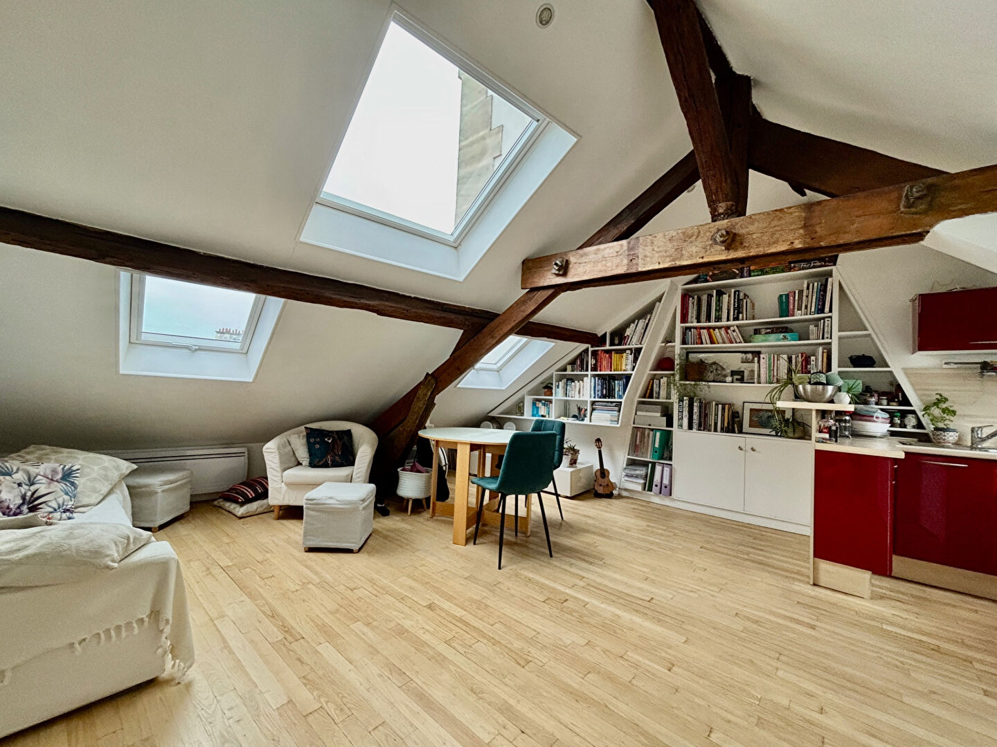 Photo COUP DE COEUR  2  pièces sous les toits avec poutres image 1/4