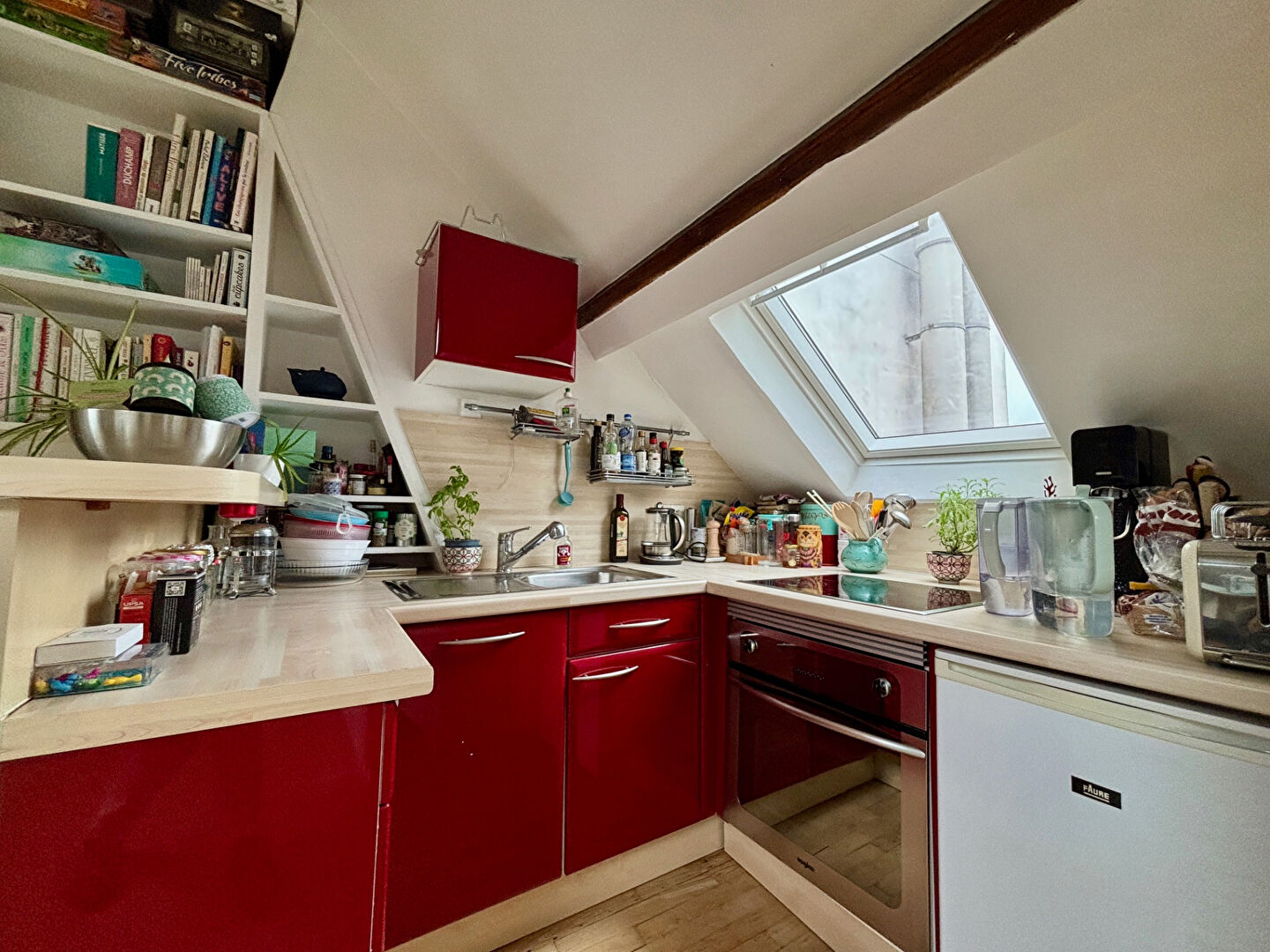 Photo COUP DE COEUR  2  pièces sous les toits avec poutres image 2/4