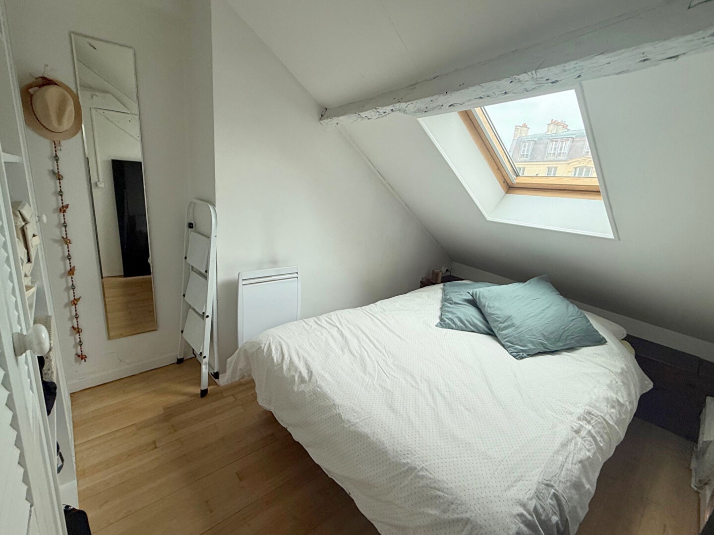 Photo COUP DE COEUR  2  pièces sous les toits avec poutres image 3/4