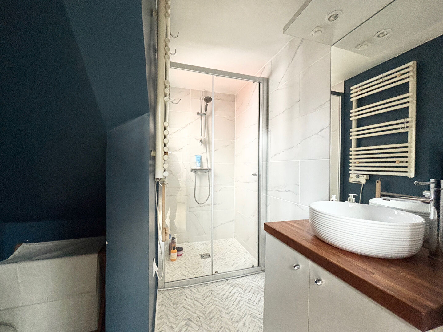 Photo COUP DE COEUR  2  pièces sous les toits avec poutres image 4/4