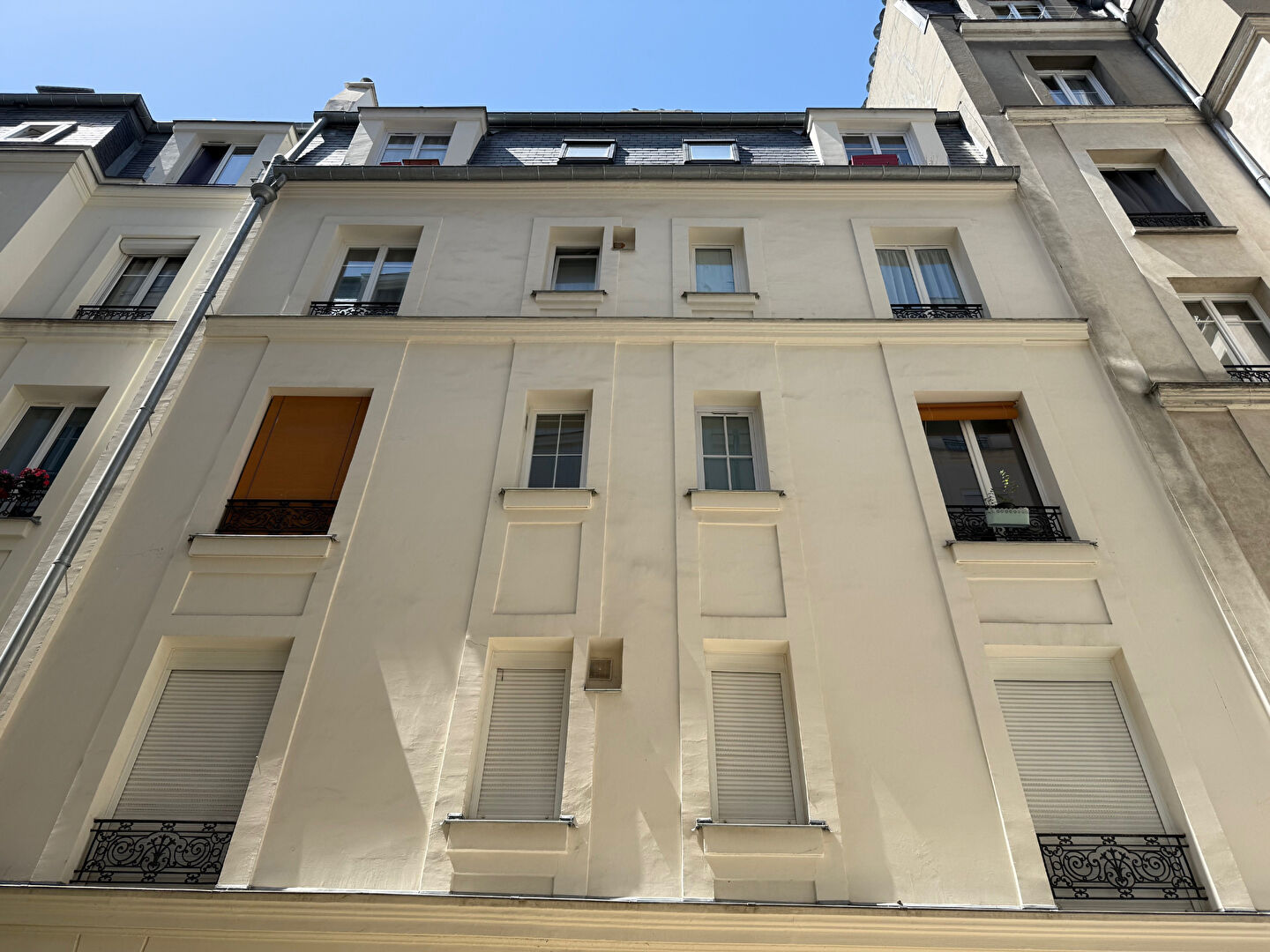 Photo Charmante studette au calme image 1/3