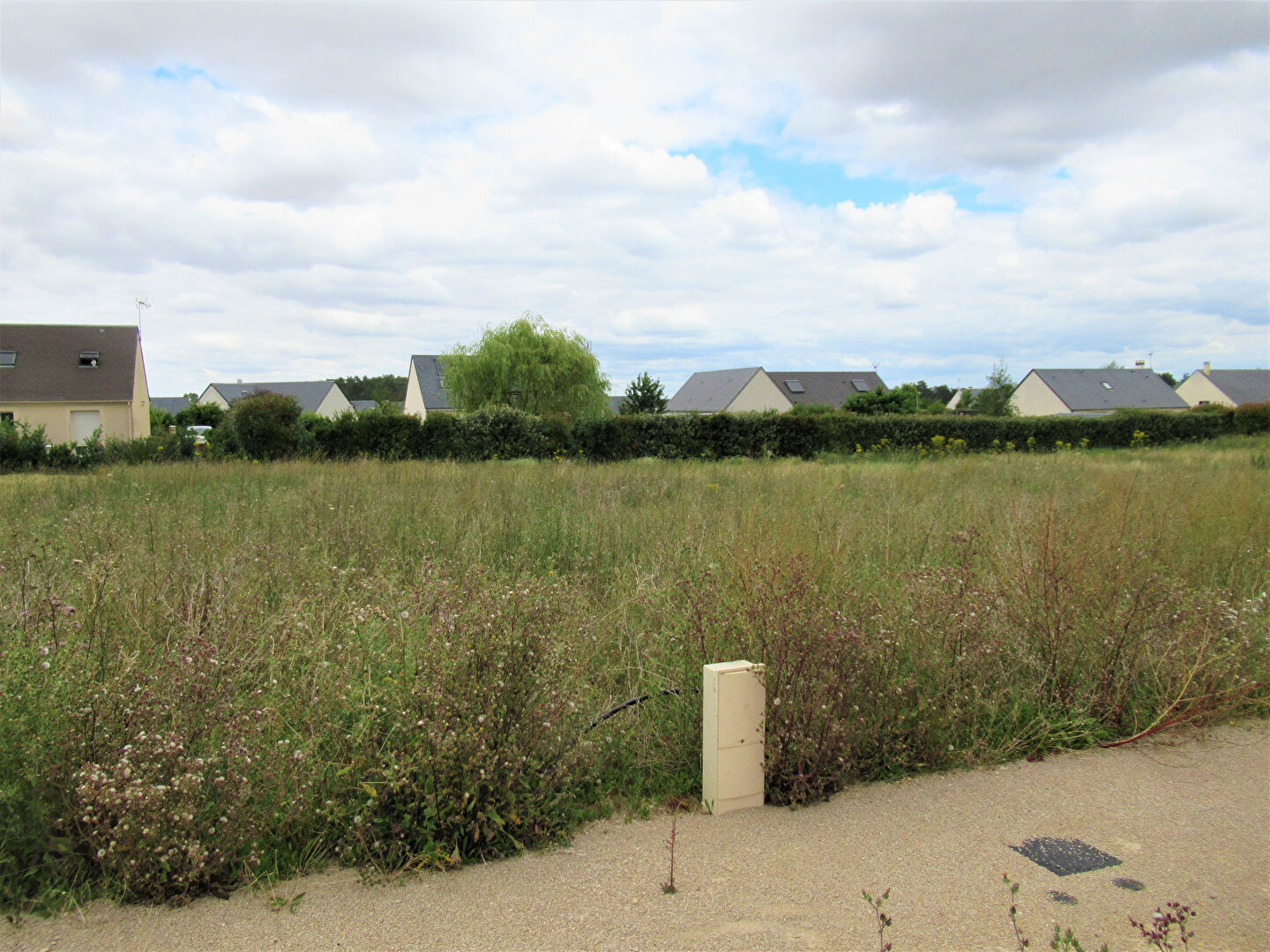 Photo Baccon Terrain de 880 m² viabilisé et libre constructeur image 2/6