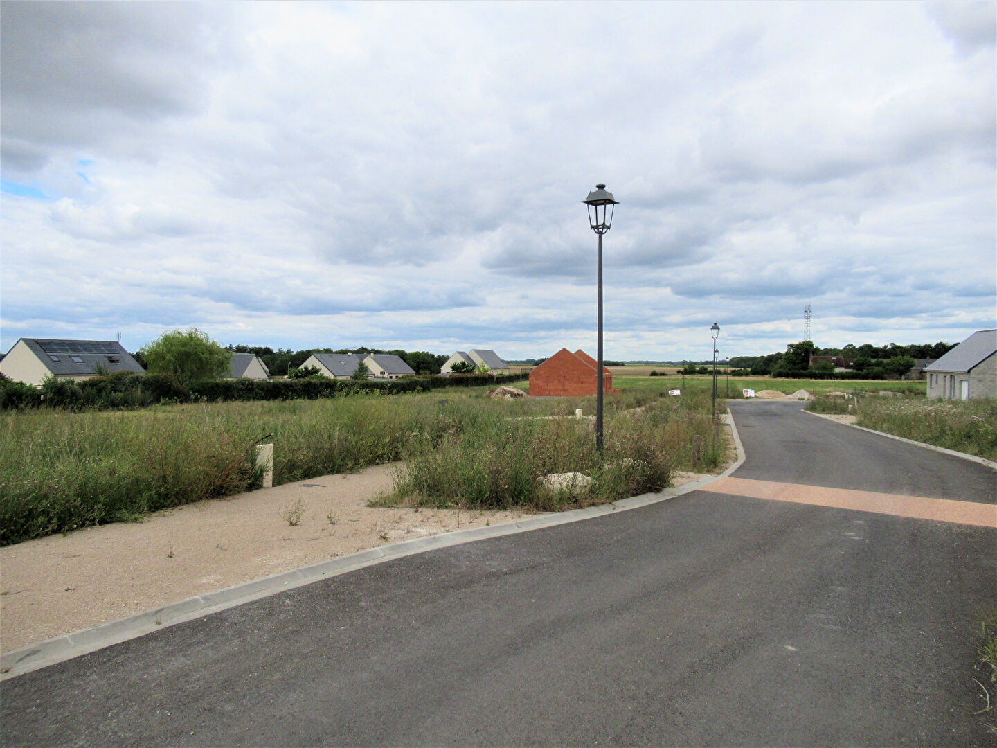 Photo Baccon Terrain de 880 m² viabilisé et libre constructeur image 3/6