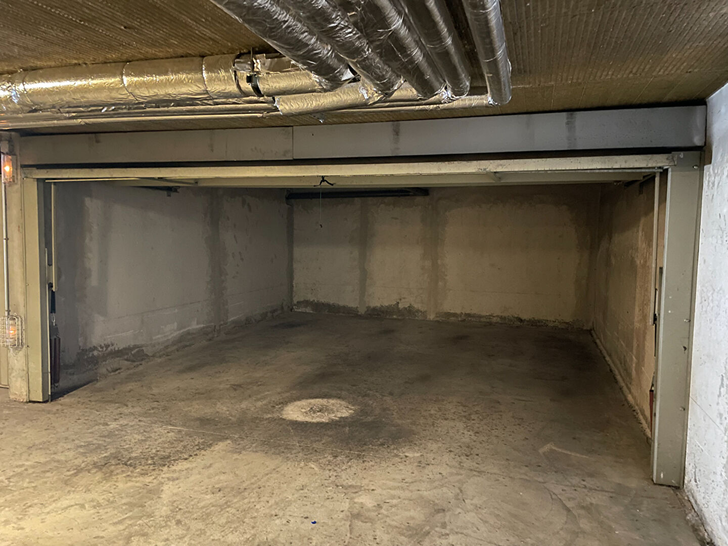 Photo Parking / box Plan De Cuques image 1/6