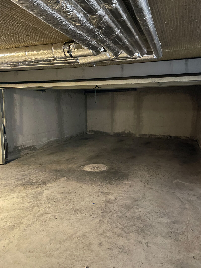 Photo Parking / box Plan De Cuques image 2/6