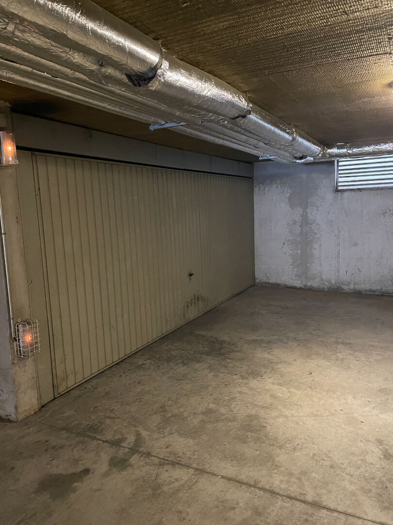 Photo Parking / box Plan De Cuques image 3/6