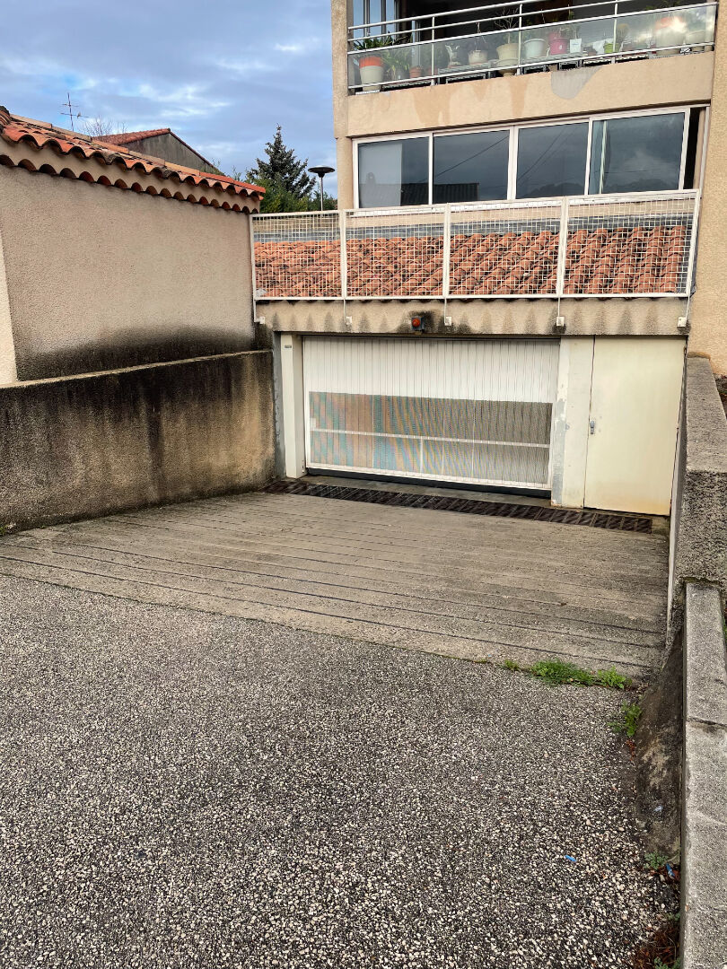 Photo Parking / box Plan De Cuques image 6/6
