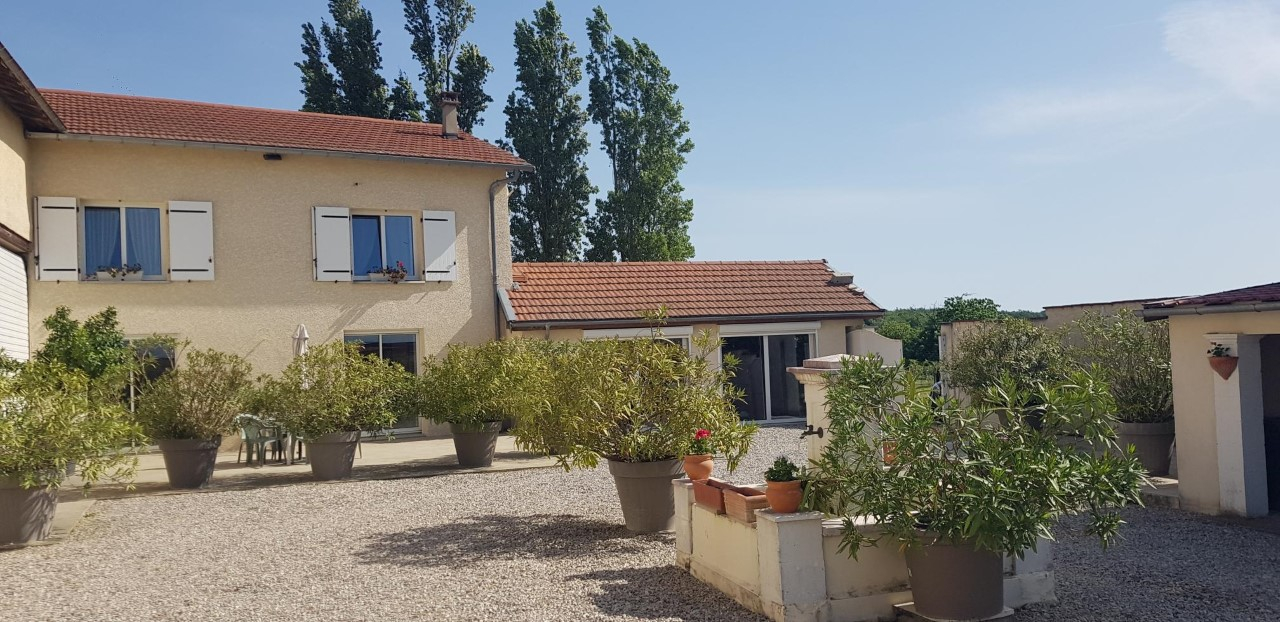 MAISON AVEC DEPENDANCES