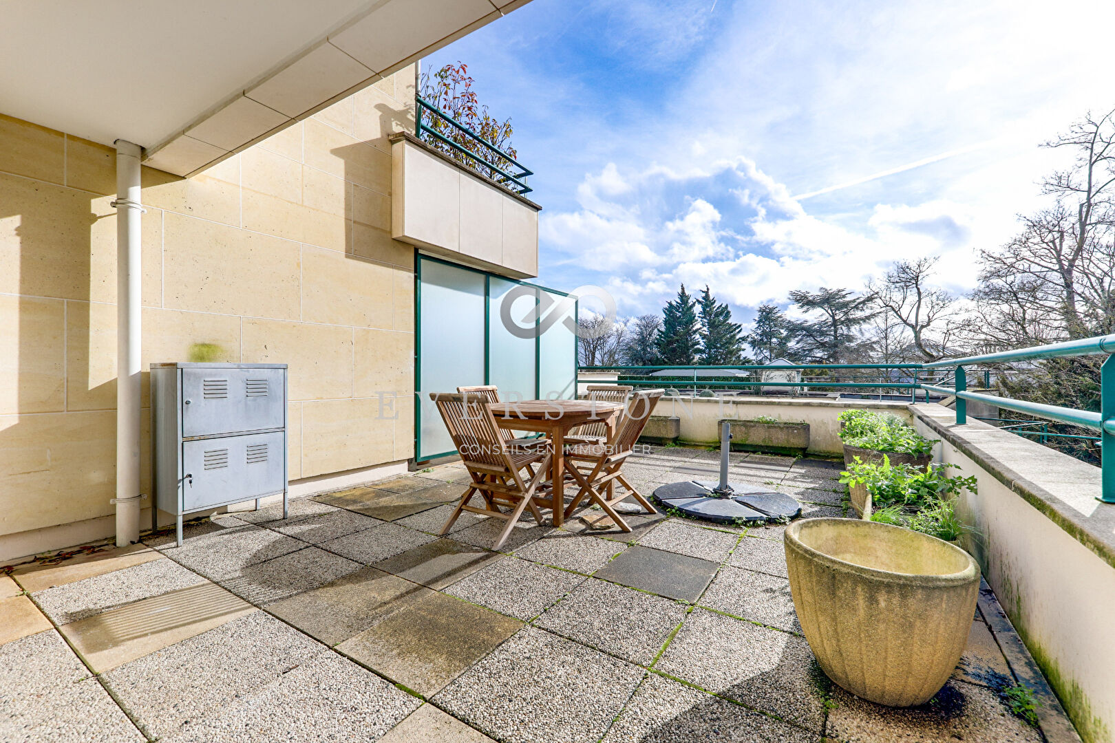 Photo Saint Cloud - Boulevard de la République- 10  min à pieds de la gare de Saint Cloud. image 2/6