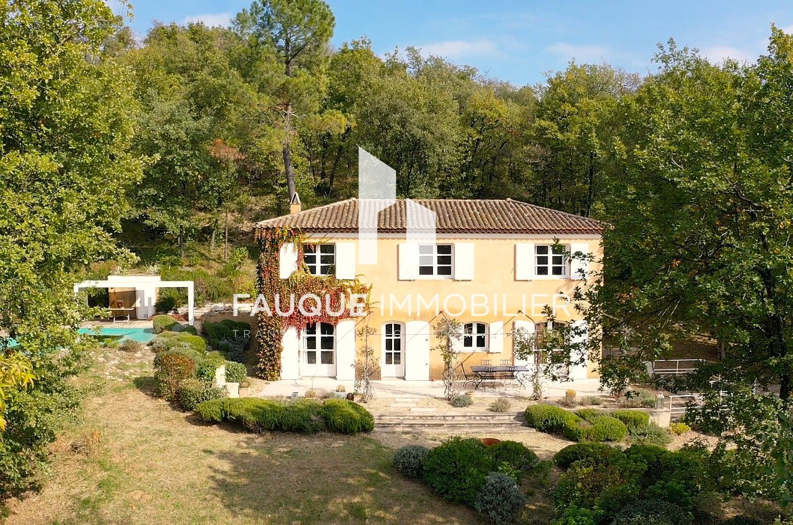 Maison familiale avec piscine et grand terrain
