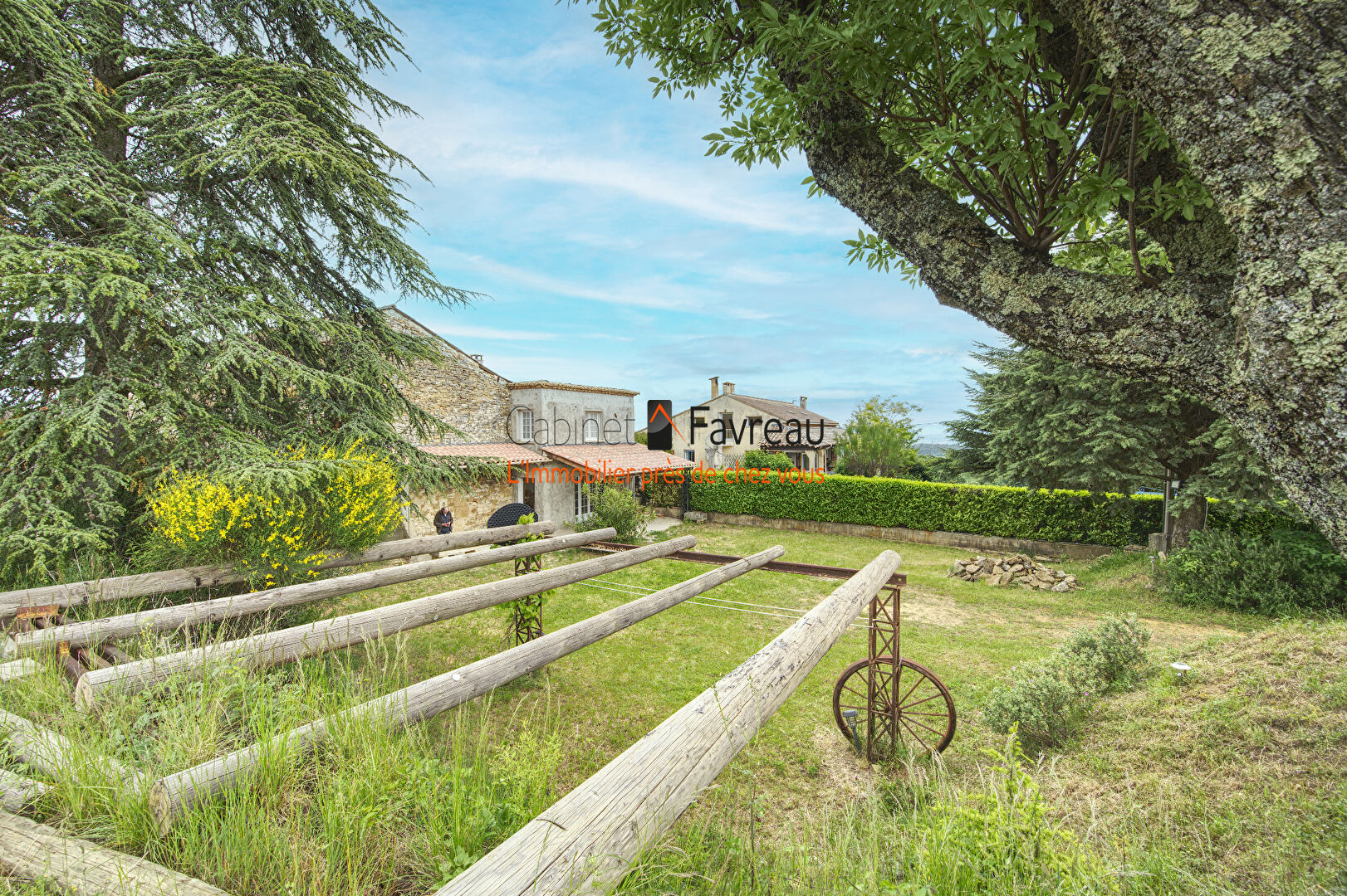 Photo Domaine de 30ha dont 20 ha plantés en vignes AOC Côtes du Rhône avec deux bâtisses de 350 et 260m²  avec vue sur le Mont Ventoux image 3/6