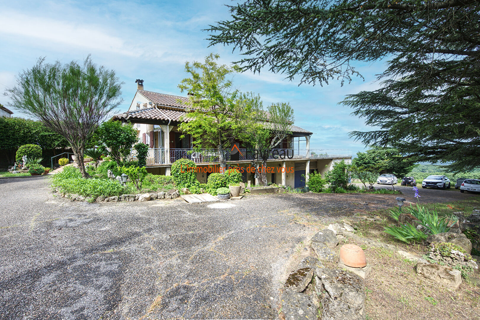 Photo Domaine de 30ha dont 20 ha plantés en vignes AOC Côtes du Rhône avec deux bâtisses de 350 et 260m²  avec vue sur le Mont Ventoux image 4/6