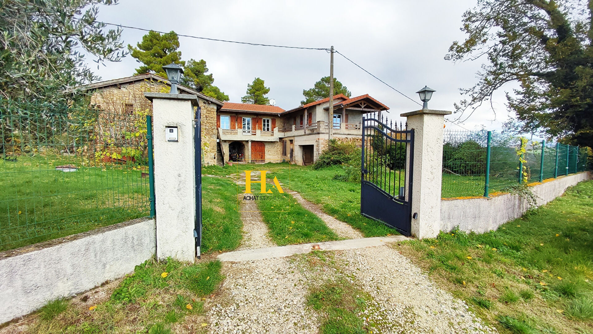 Corps de ferme de 100 m² avec dépendances à Saint-Bardoux