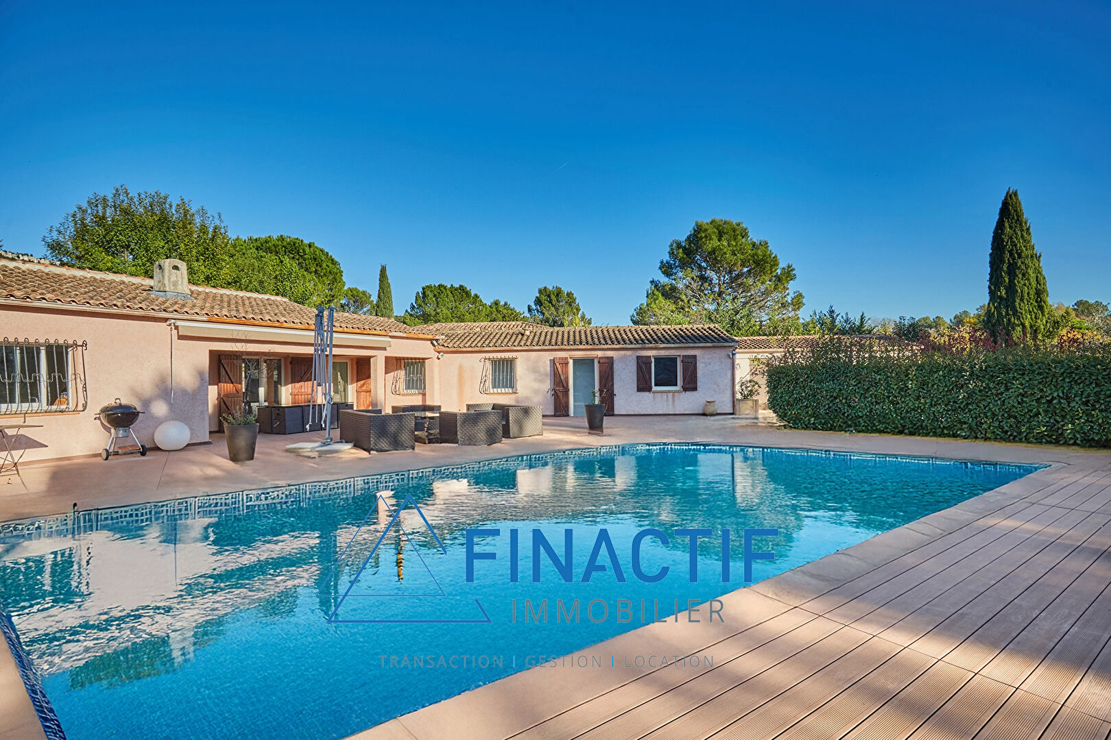Maison de plain-pied 172 m2 + Dépendance 38 m2 - Terrain 2000 m2 - Piscine  - Calme -