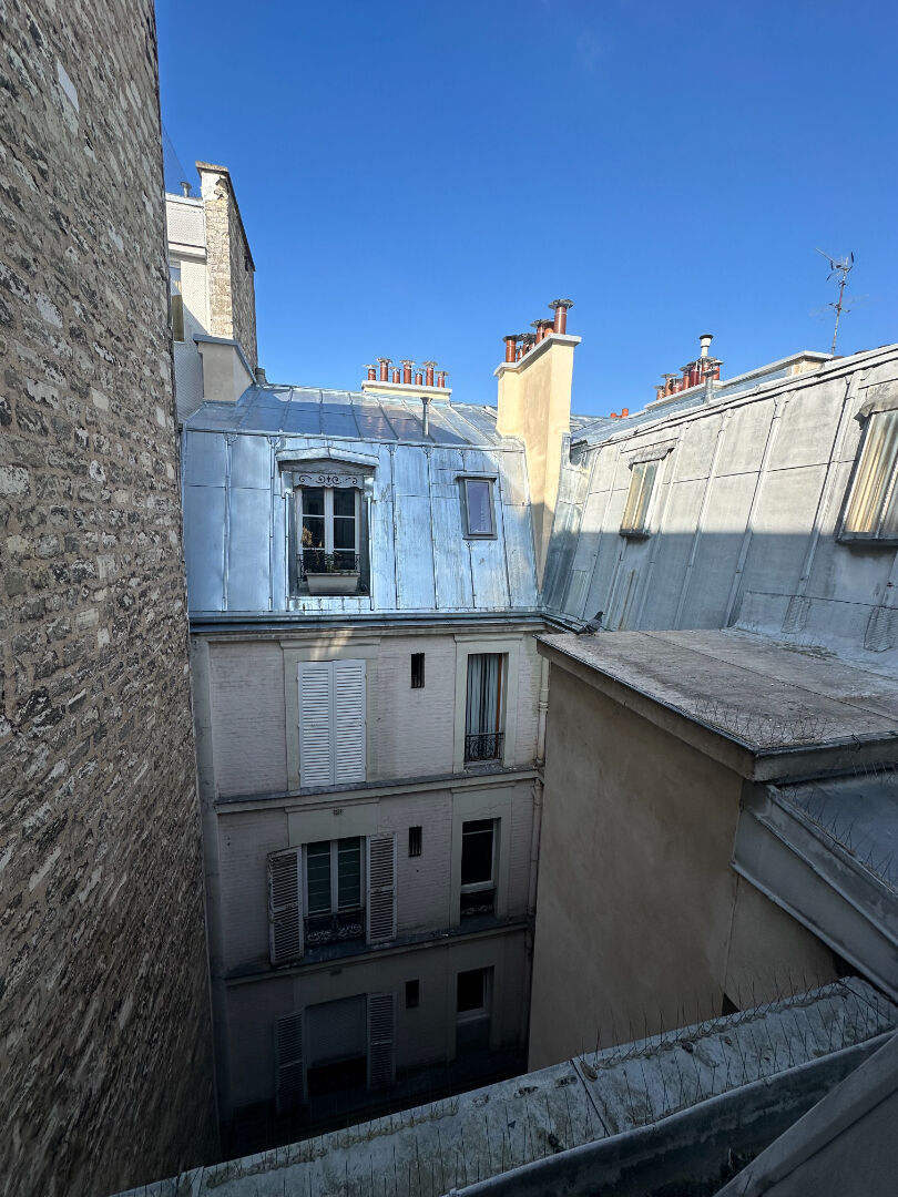 PARIS 17e - Rue Legendre - 2 pièces de charme au dernier étage avec ascenseur