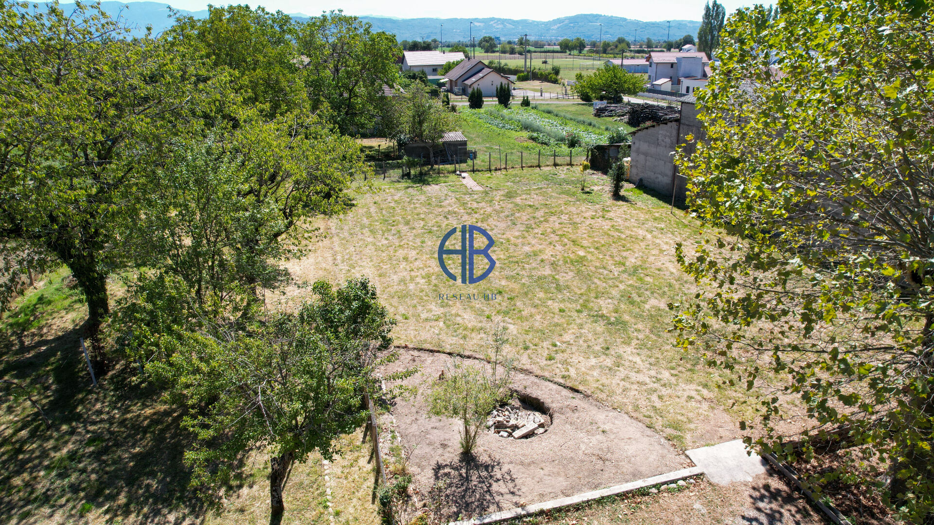 Terrain constructible de 1 470 m² à Colombe Plat, ensoleillé et hors lotissement
