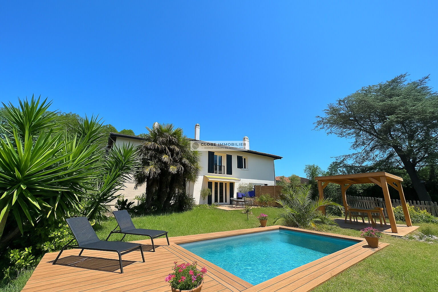 GUÉTHARY PROPRIÉTÉ  11 PIÈCES 220 m²  À PIED DU VILLAGE ET DES PLAGES