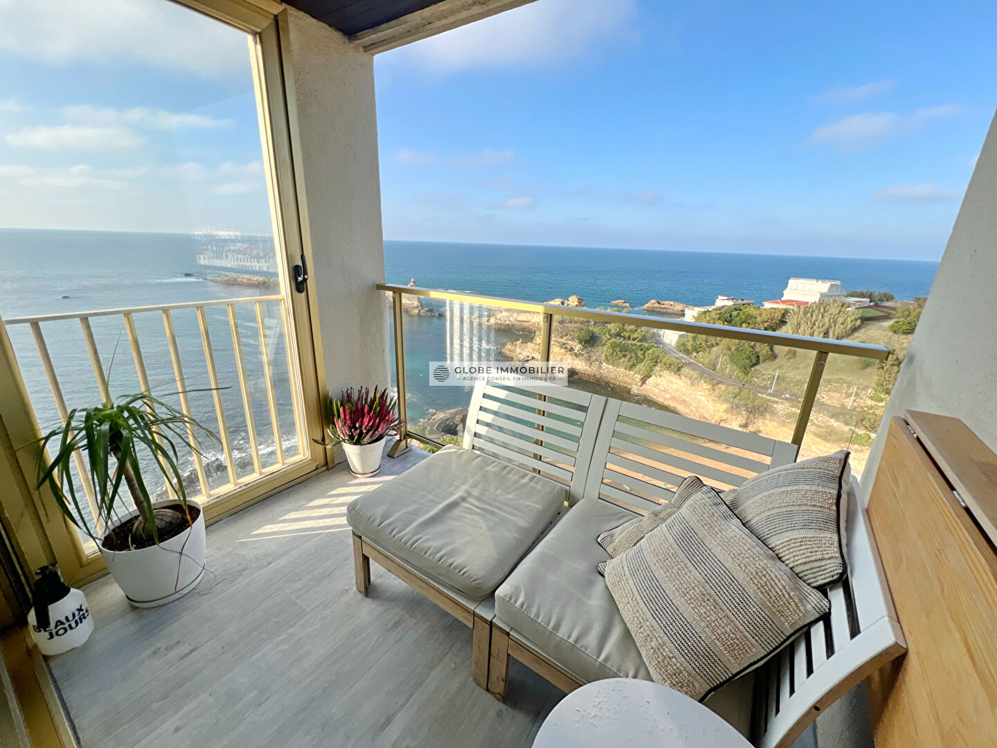 Biarritz  T1 Vue mer panoramique entre Côte des Basques et Port Vieux. ETAGE ÊLEVÊ.