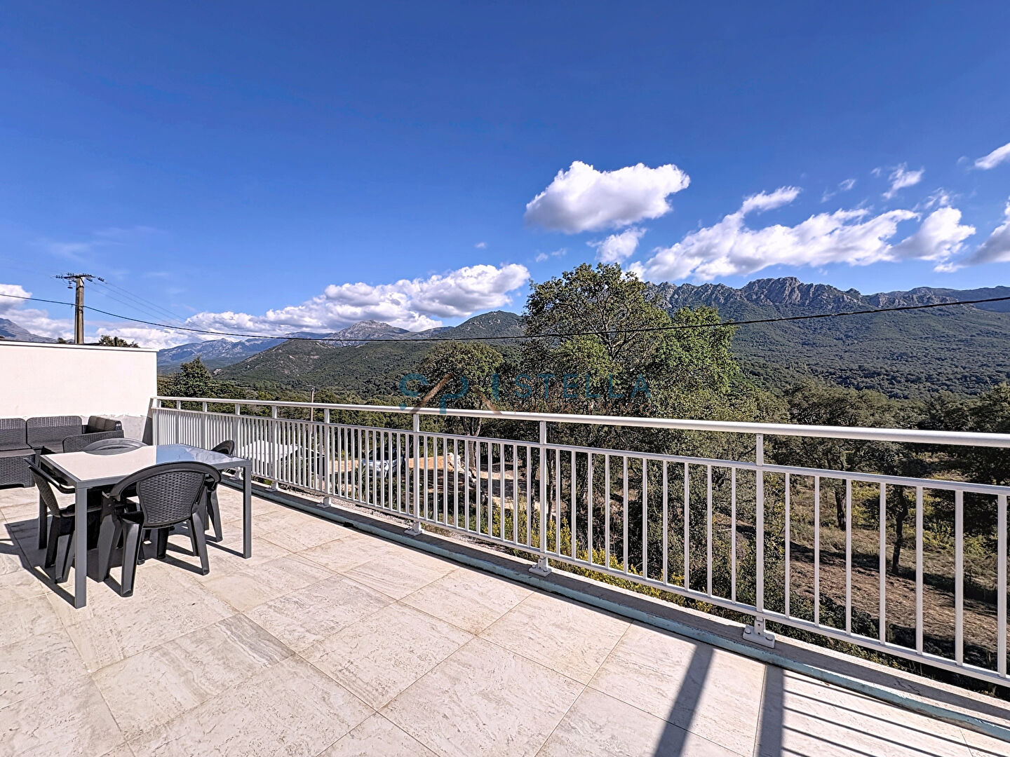 À louer T3 lumineux avec grande terrasse sur la plaine de Vero