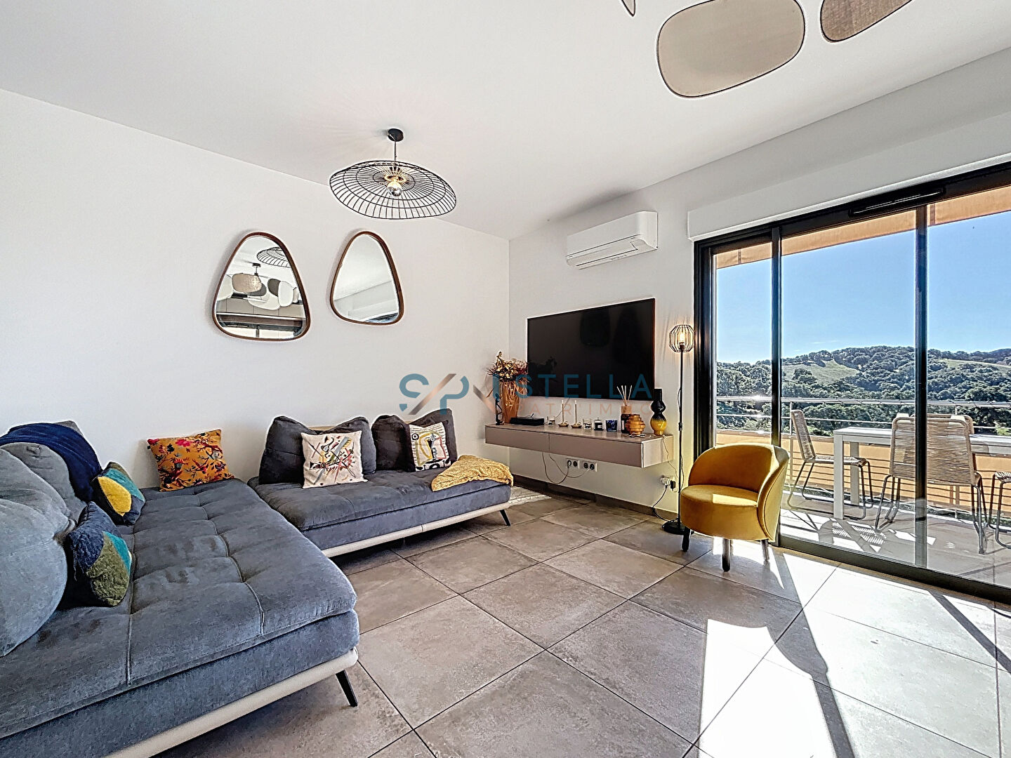 Charmant T3 en Souplex Meublé avec Double Terrasse et Vue Mer