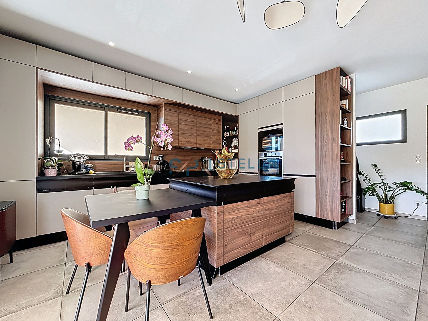 Charmant T3 en Souplex Meublé avec Double Terrasse et Vue Mer