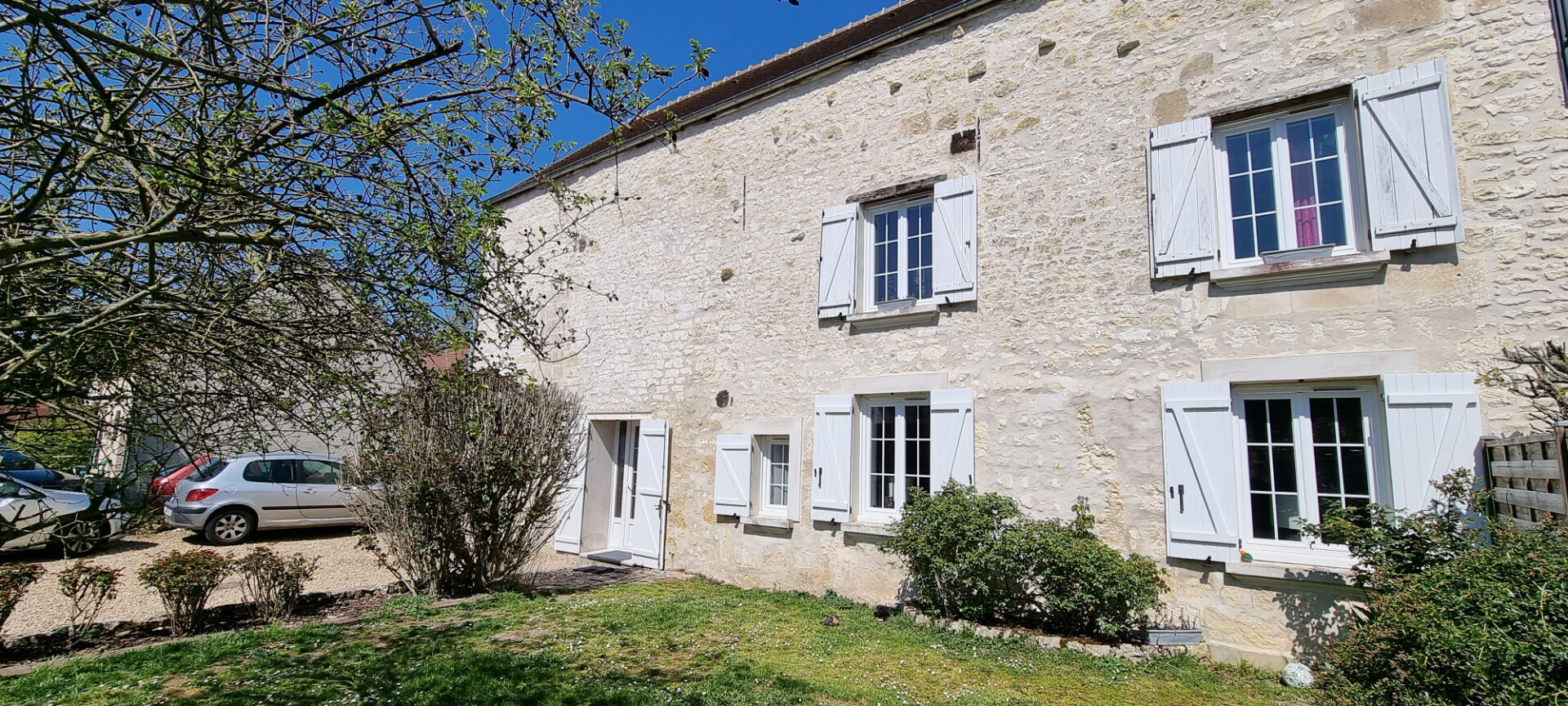 UNE CHARMANTE MAISON EN PIERRE - 183M²
