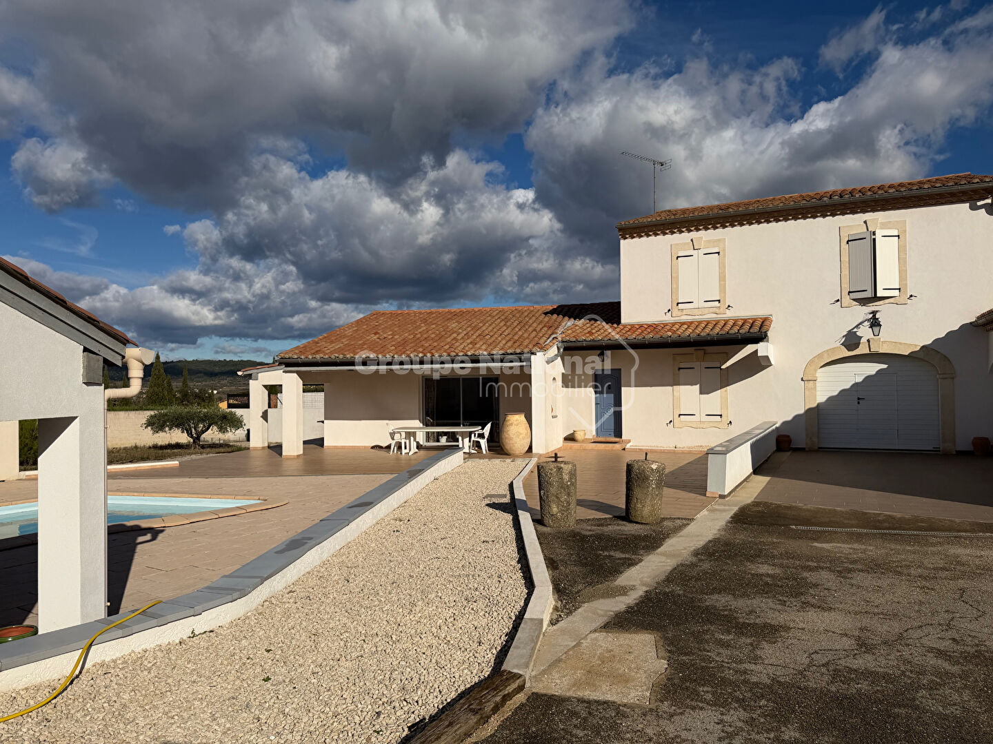 Villa 4 chambres sur 1240m2 avec terrasses garage et piscine