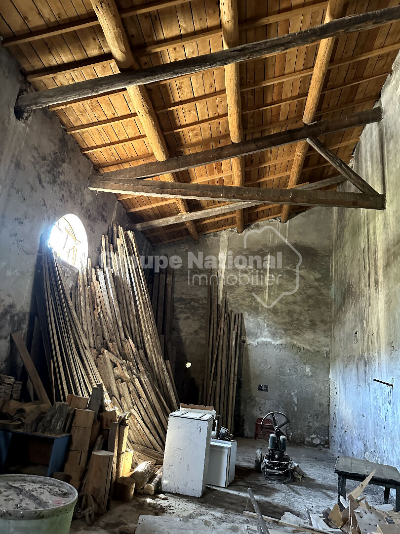 Remise de 375m2 en bon état