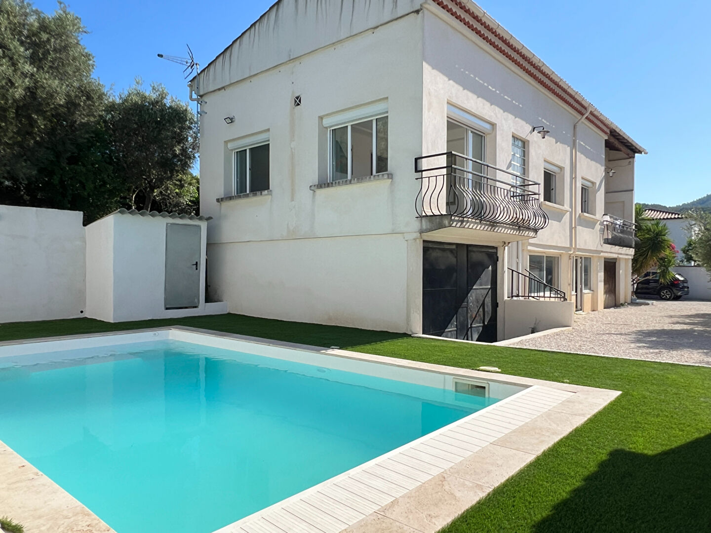Photo Villa individuelle 90 m² + 110 m² de dépendances et piscine à la Treille Marseille 11 image 2/6