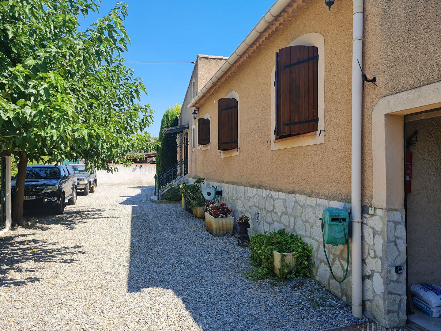 Photo Maison de 180 m² de plain-pied T6  avec garage, piscine à louer à usage commercial ou professionnel à MARSEILLE 13013 image 3/4