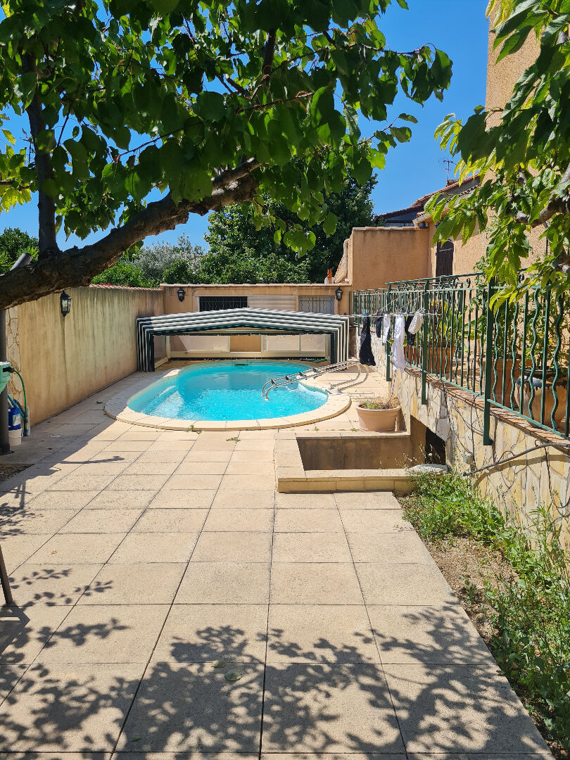 Photo Maison de 180 m² de plain-pied T6  avec garage, piscine à louer à usage commercial ou professionnel à MARSEILLE 13013 image 4/4