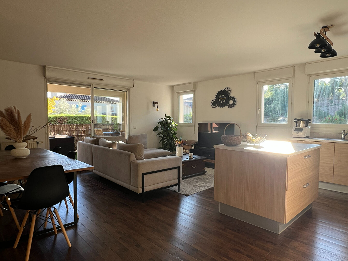 Appartement T3 traversant de 70 m² avec parking et deux terrasses à Marseille 13011