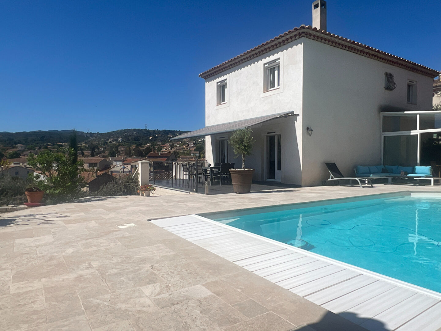 Maison  d'architecte de 170 m² R+1 avec piscine terrasse, sous-sol et garage sur 865 m² de terrain à ALLAUCH 13190