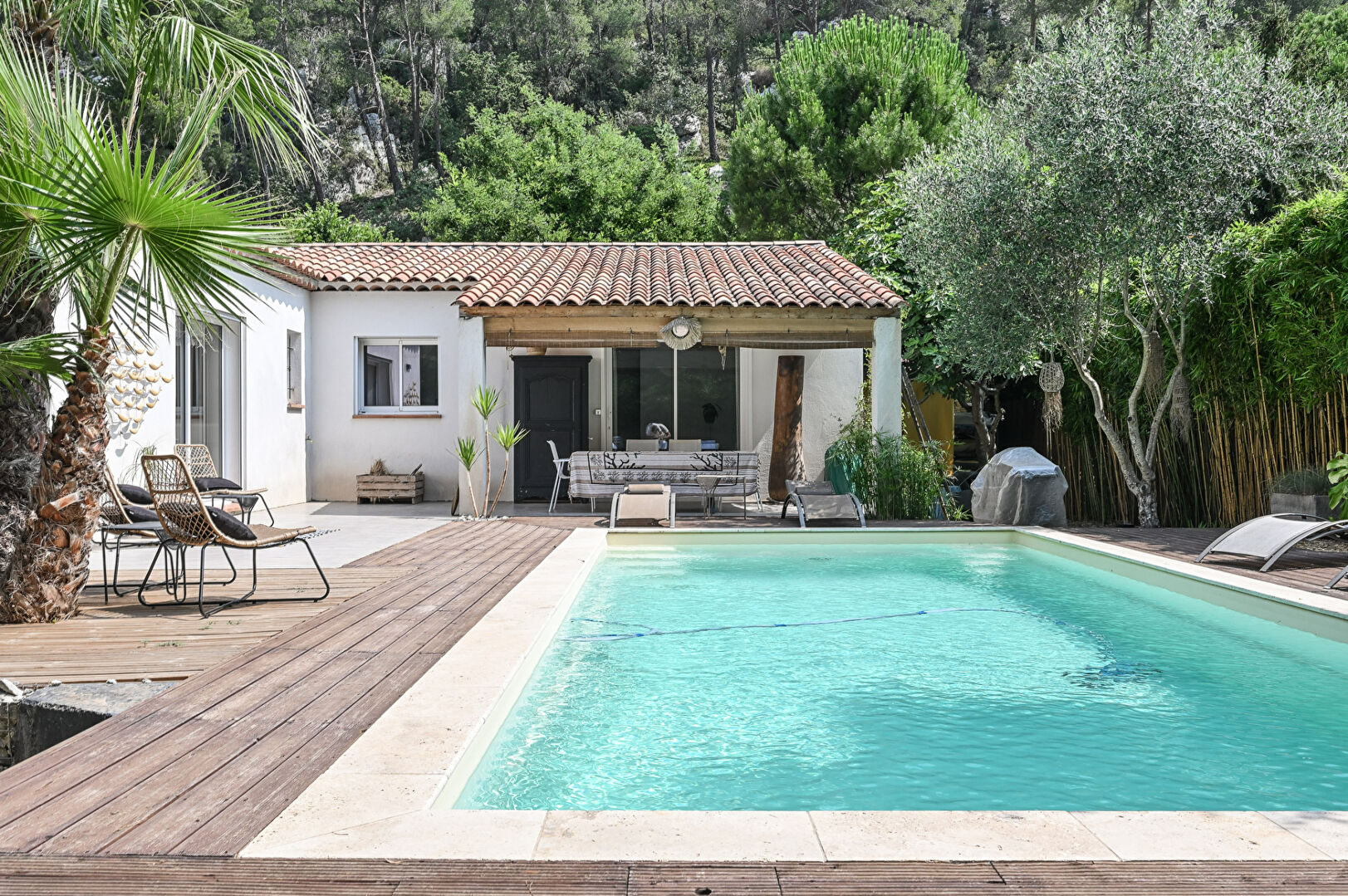 Photo Villa T6 de 151 m² de plain pied sur 1000m² de terrain arboré avec une grande piscine à GEMENOS 13420 image 2/6