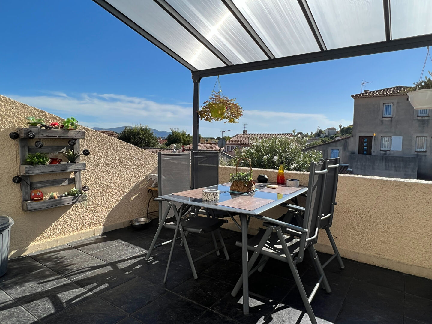 Appartement en DUPLEX T3  62 m² dernier étage avec terrasse de 13m² et 2 places de parkings à PLAN DE CUQUES 13380