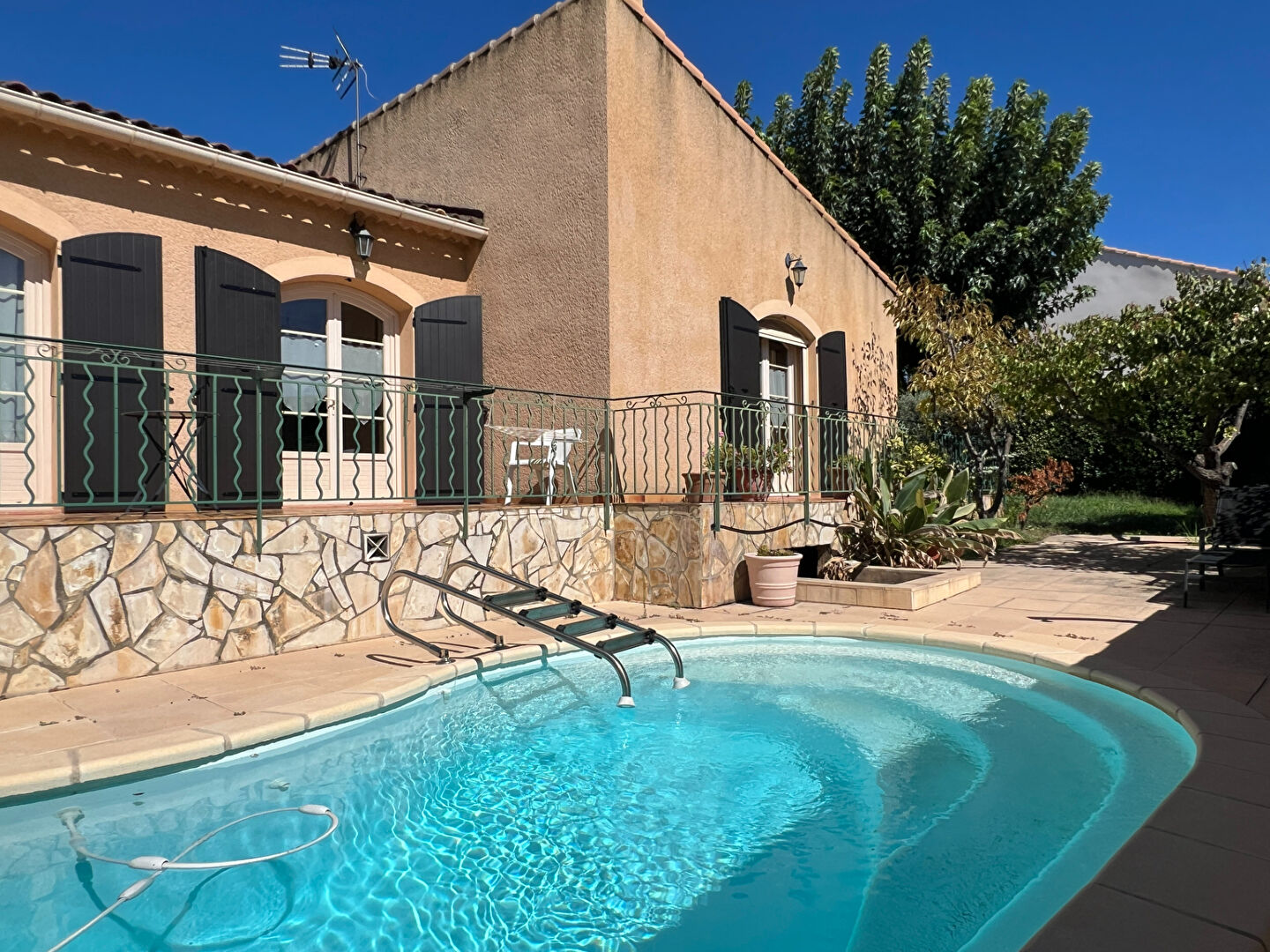 Photo Maison de 180 m² de plain-pied T6  avec garage, piscine à MARSEILLE 13013 image 2/6