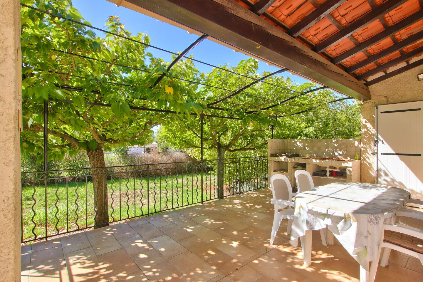 Photo Maison de plain pied T4 de 92 m² sur 1000 m² de terrain avec 2 garages et dépendances à TAVERNES 83670 image 3/6