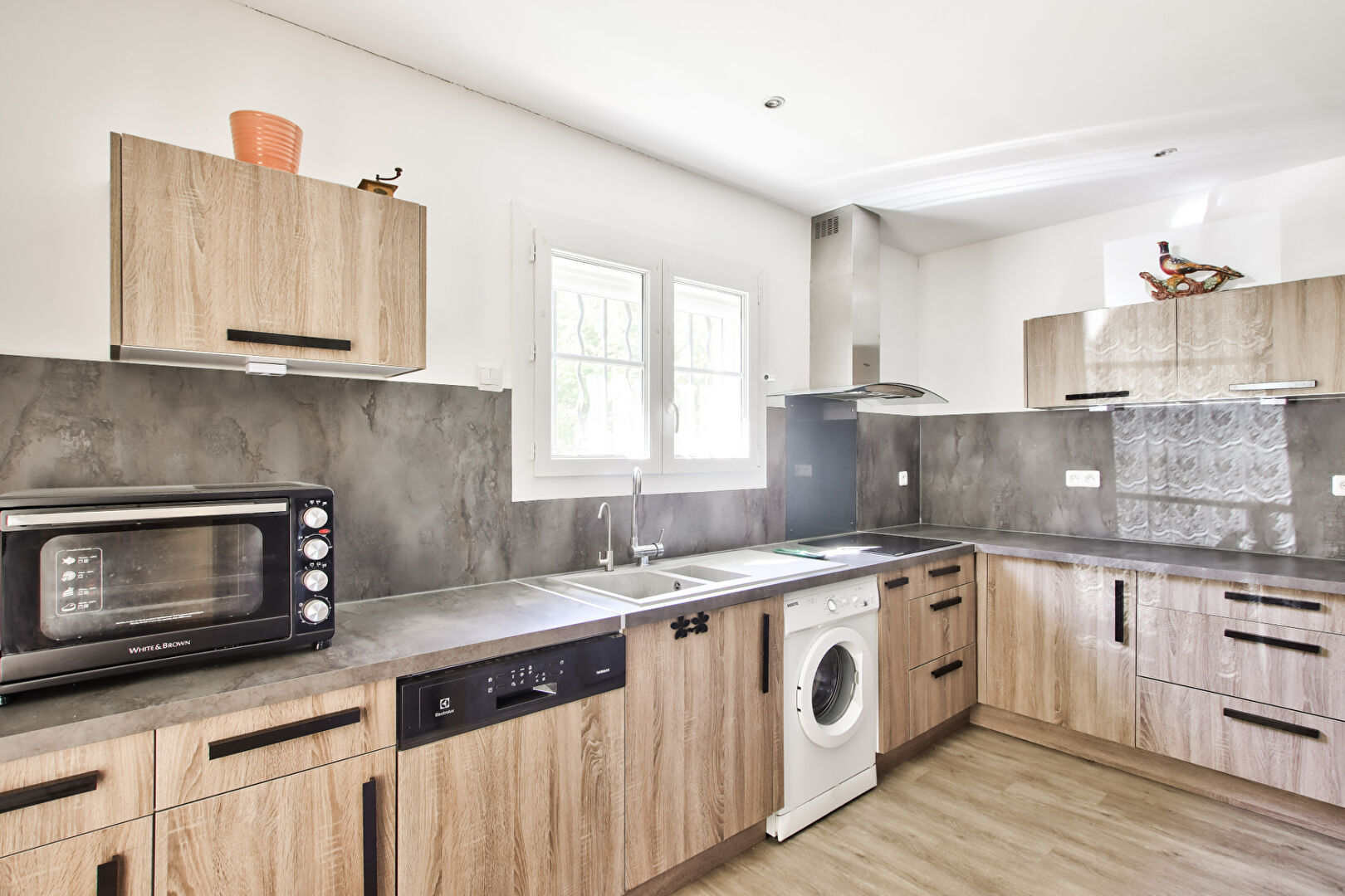 Photo Maison de plain pied T4 de 92 m² sur 1000 m² de terrain avec 2 garages et dépendances à TAVERNES 83670 image 6/6